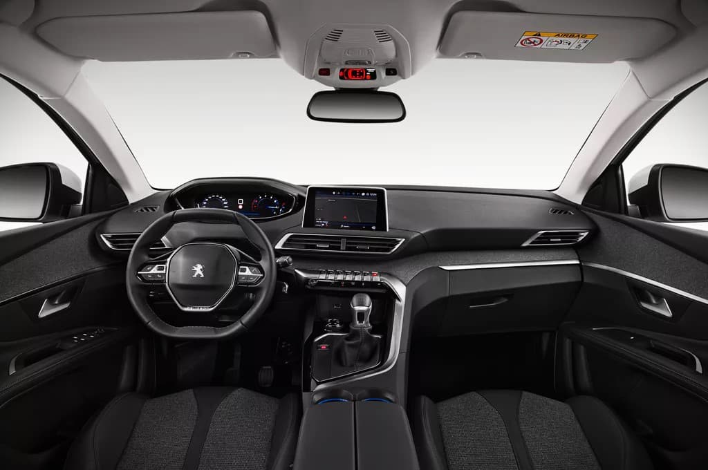 Intérieur avant de la voiture Peugeot 5008