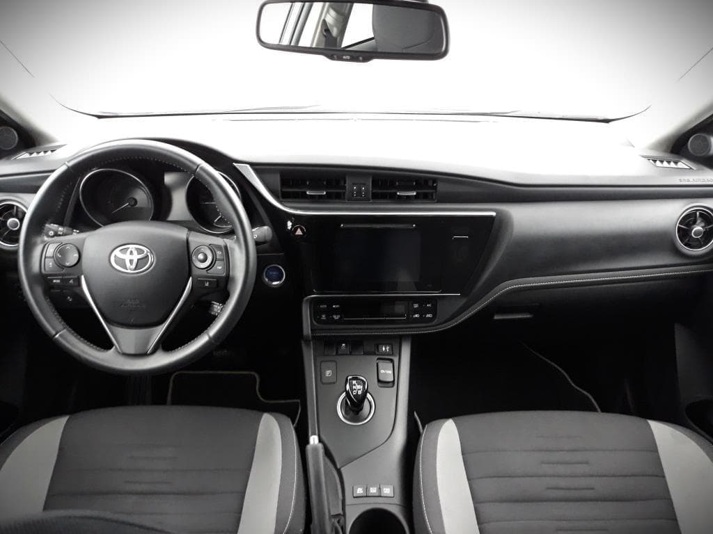 Intérieur avant de la voiture Toyota Hybride