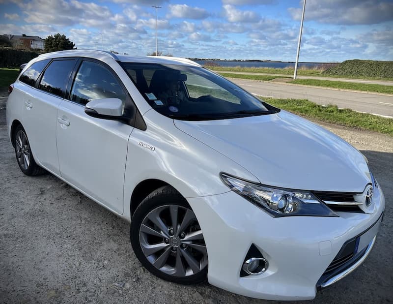 Voiture Toyota Auris Hybride disponible avec TAXI-VTC Pour Elles