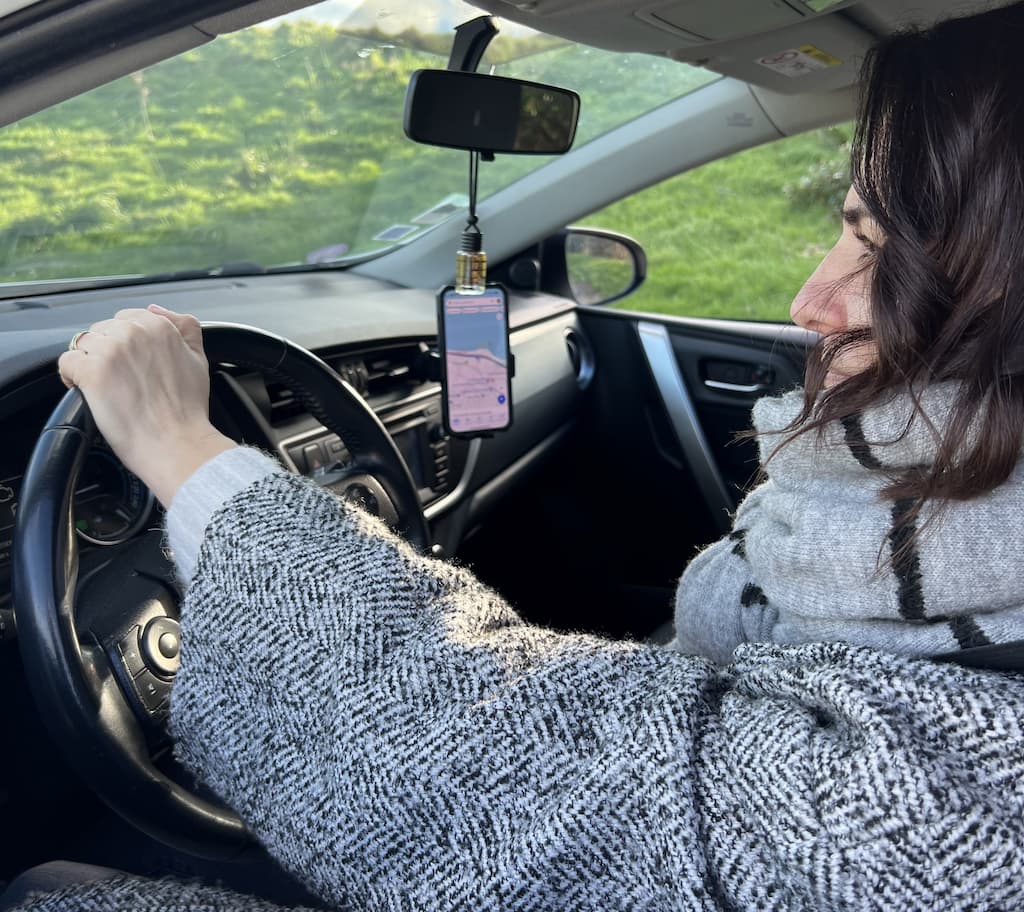 Chauffeur femme conduisant une voiture