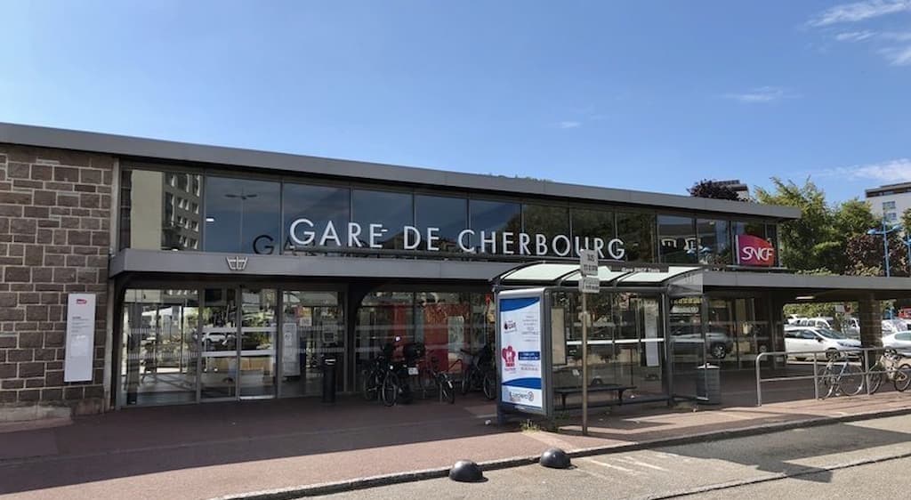 Passagers en mouvement sur les quais d'une gare